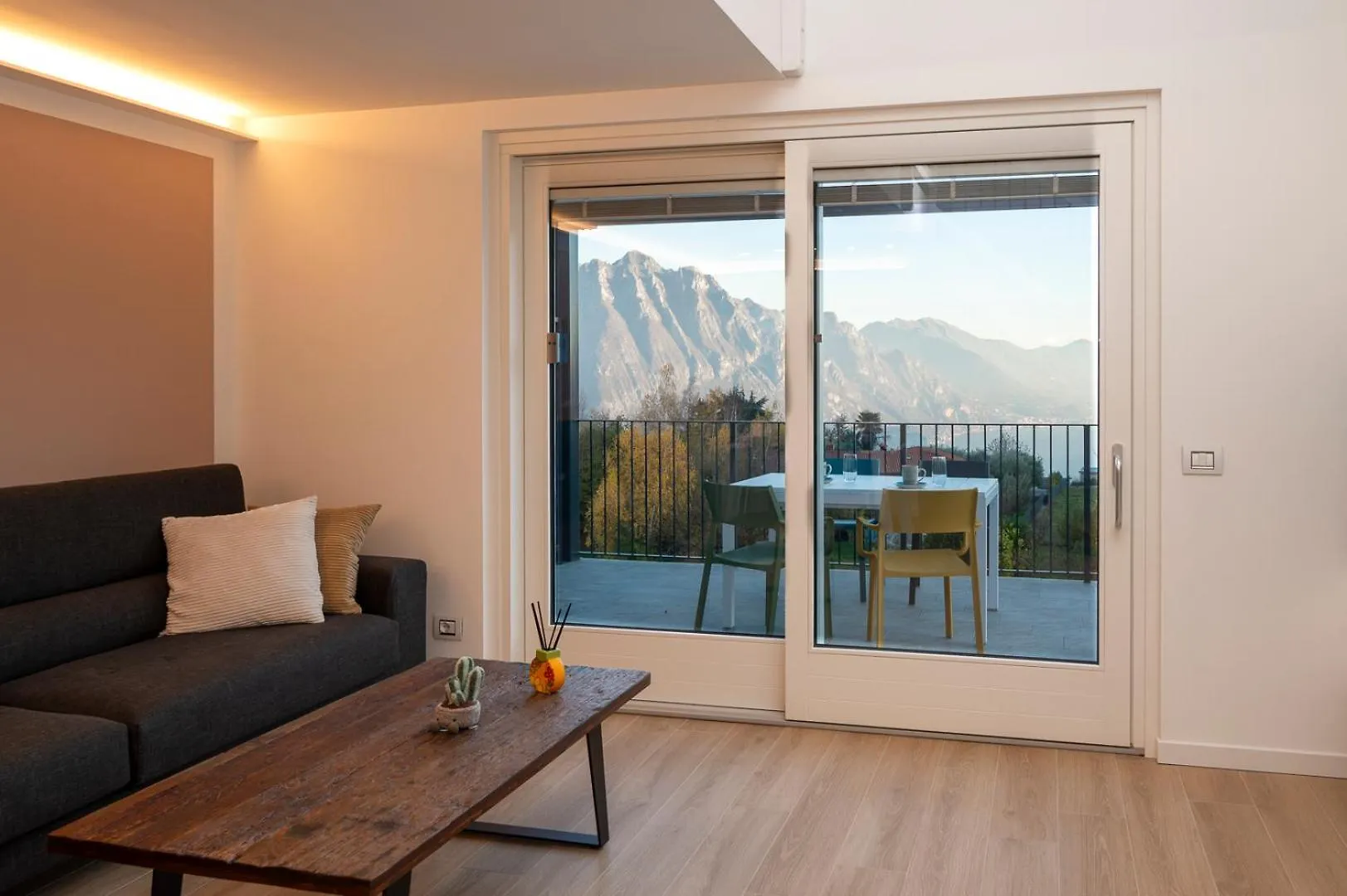 Apartment Italian Vacation Homes - Lakeview Heaven Retreat Esmate Italy